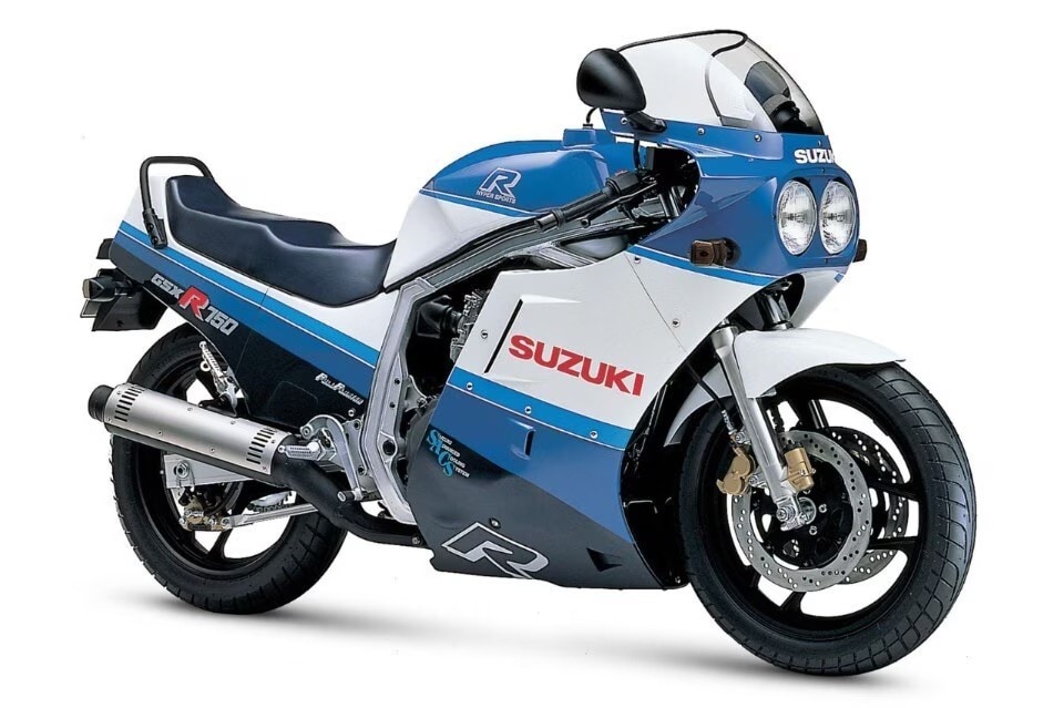 <div class='descrGalleryTitle'>GSX-R 750</div><div class='descrGalleryText'><p>Se si pensa ad un <b>modello simbolico della storia Suzuki</b>, alla fine è difficile che non sia la GSX-R 750. È considerata la prima moto supersportiva del marchio, e più in generale <b>la prima supersportiva moderna. </b>Con lei&nbsp;inizia la leggendaria stirpe delle GSX-R. La prima generazione nacque nel 1984: quattro cilindri in linea <b>raffreddato ad aria e olio da 100 cavalli</b>, telaio doppia culla alta in alluminio, impianto frenante con doppio disco anteriore. Numerosi aggiornamenti negli anni successivi, anche importanti, tra cui <b>un nuovo telaio e un motore rivisto</b>, aprirono la strada ad una moto tutta nuova per il 1992: la seconda generazione di GSX-R 750 vide l’introduzione del raffreddamento a liquido, assieme ad una ciclistica e ad un’estetica completamente riviste. Ma è del 1996 la GSX-R più amata dagli appassionati, <b>l’indimenticata SRAD</b>. Acronimo di Suzuki Ram Air Direct, lo SRAD altro non era che un sistema di alimentazione disegnato per aumentare la velocità d’ingresso dell’aria nell’airbox, e ottenere maggiore potenza. La filante SRAD ottenne discreti risultati sportivi in Superbike: con Pierfrancesco Chili, nel 2000 fu quarta in campionato. Pur non uscendo dal listino, nel nuovo millennio la 750 <b>ha perso prestigio in favore della 1000</b>, in produzione dal 2001 e dal 2003 ammessa in SBK.</p>
</div>